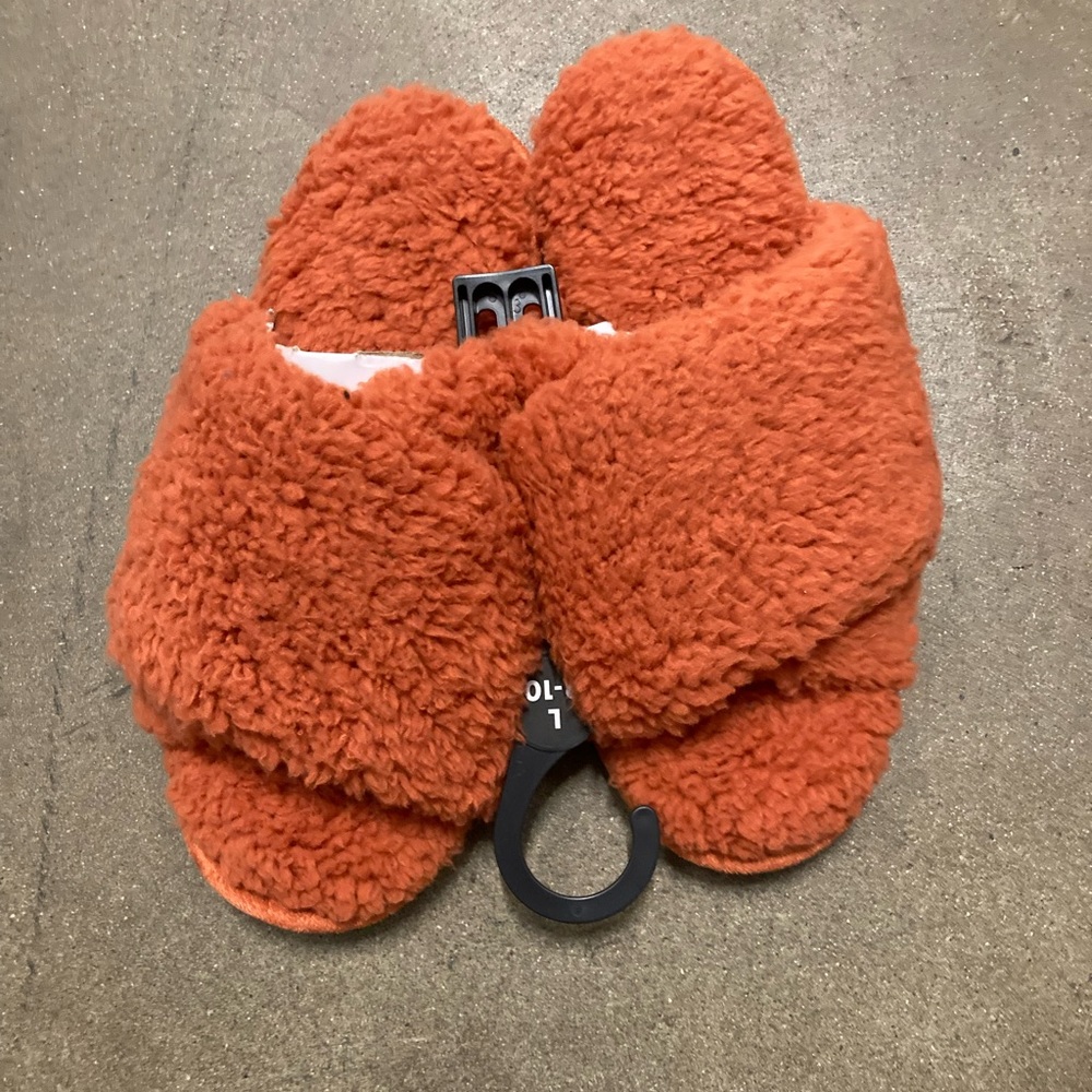 Slipper comfy furry size 9 - 10 womens orange color new with tags